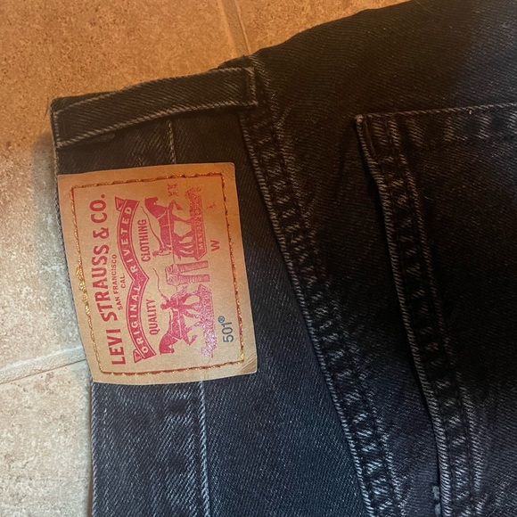 LEVIS SHORTS - Picture 3 of 5